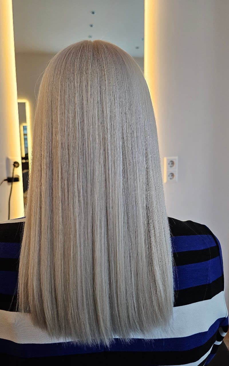 Glattes, glänzendes Haar nach der Keratin-Glättung