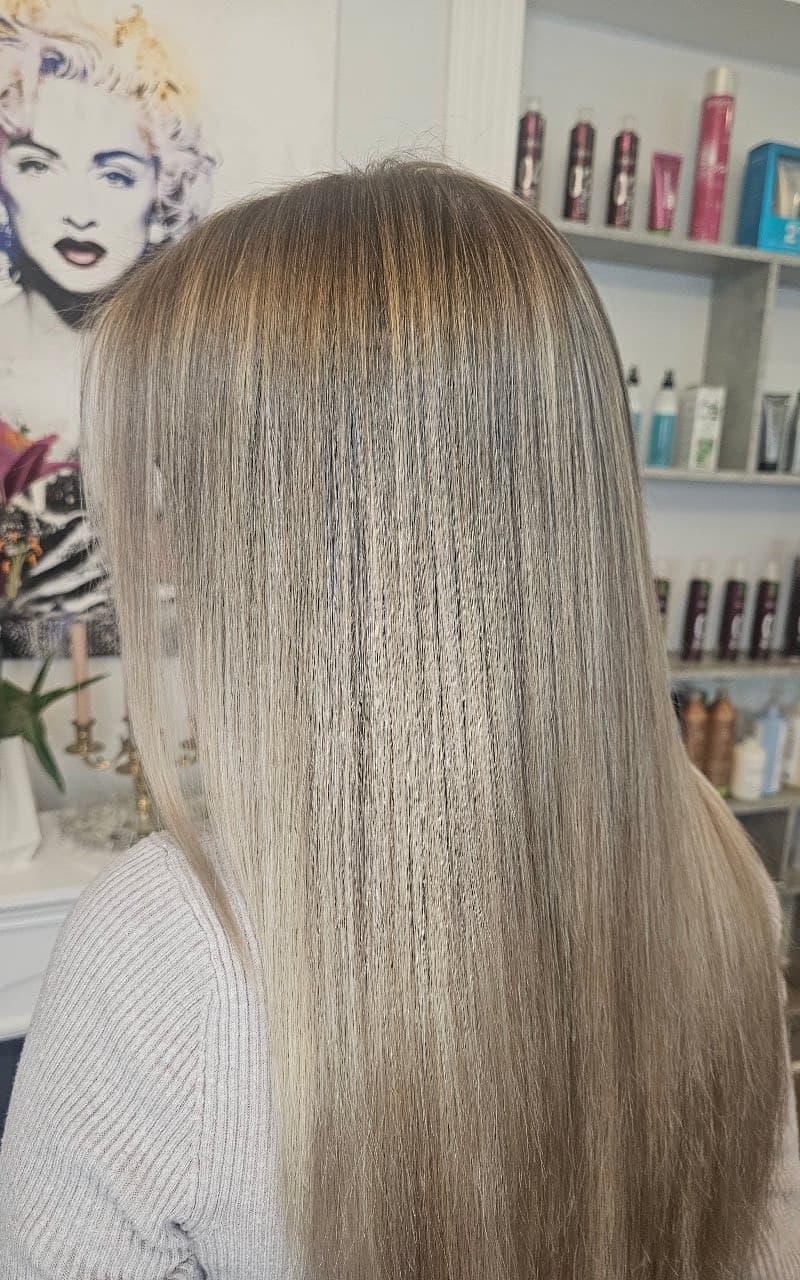 Langes kühles Blond