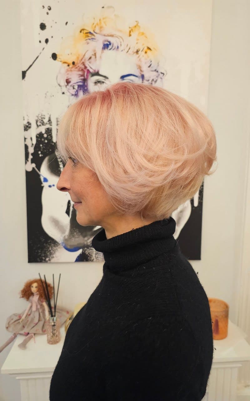 Rosé-blonder Kurzhaarschnitt