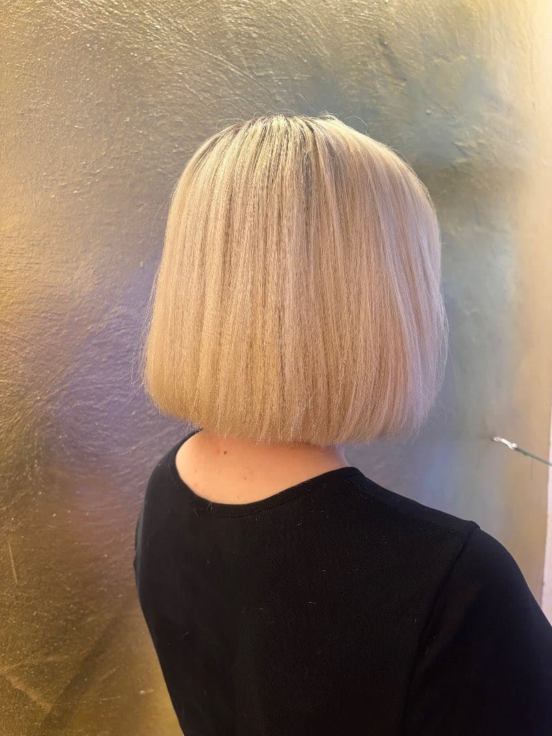 Blonder Bob von hinten